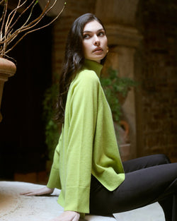 Boxy Turtleneck Cashmere Sweater in Color Green